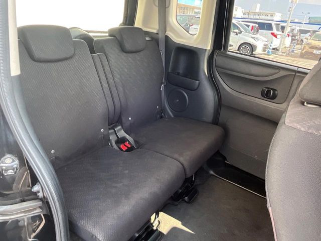 後部座席も気になるようなキズ・汚れやへたり等、大きなダメージはなく、良好な状態です。