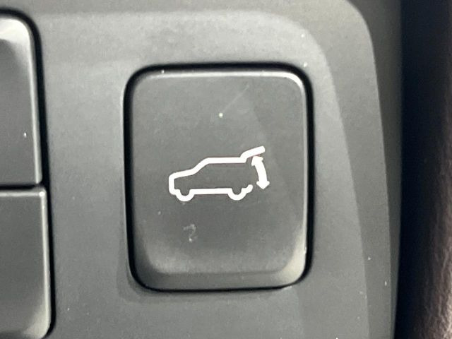 【パワーバックドア】スマートキーや運転席のボタンを押すだけでリアゲートが自動で開閉します!荷物を持っている時や、高い位置にあるバックドアを閉める際に便利な機能です♪