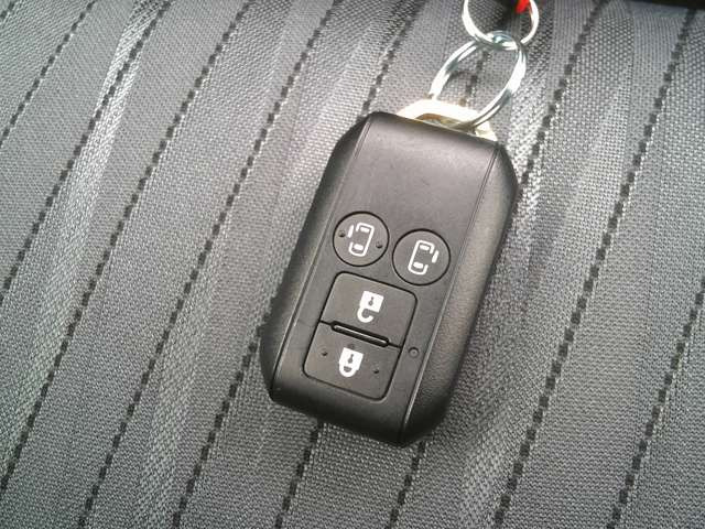 ★キーフリーシステム★リモコンキーを携帯していればキーをポケットなどから出さなくてもドアの施錠・解錠およびエンジン始動が出来ます!