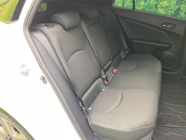 後部座席も気になるようなキズ・汚れやへたり等、大きなダメージはなく、良好な状態です。