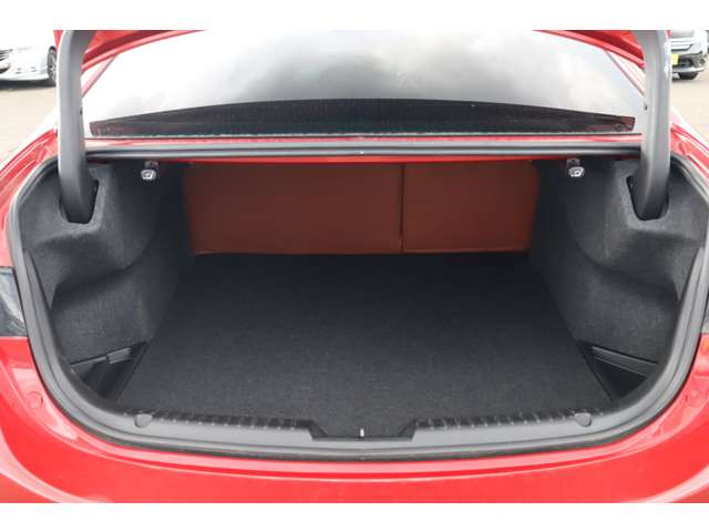 セダンならではの奥行きあるトランクルーム★