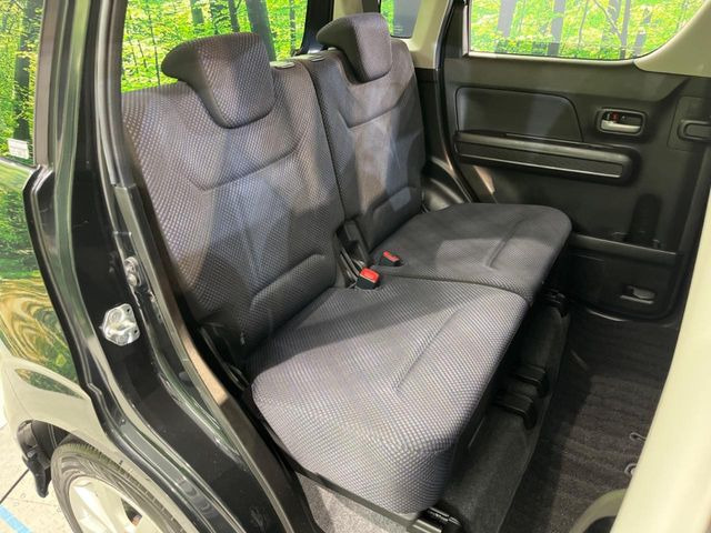 後部座席も気になるようなキズ・汚れやへたり等、大きなダメージはなく、良好な状態です。