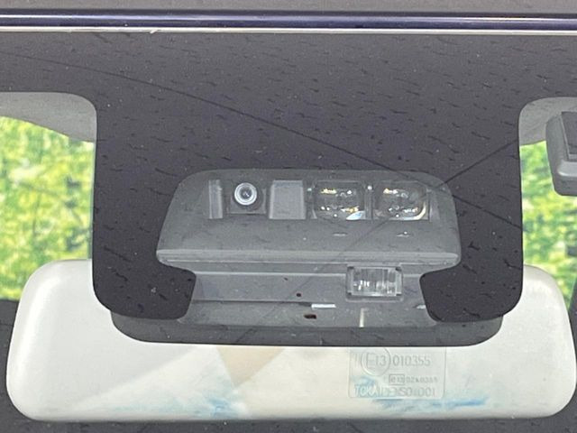 【スマートブレーキサポート】走行中に前方の車両等を認識し、衝突しそうな時は警報とブレーキで衝突回避と被害軽減をアシスト。より安全にドライブをお楽しみいただけます。