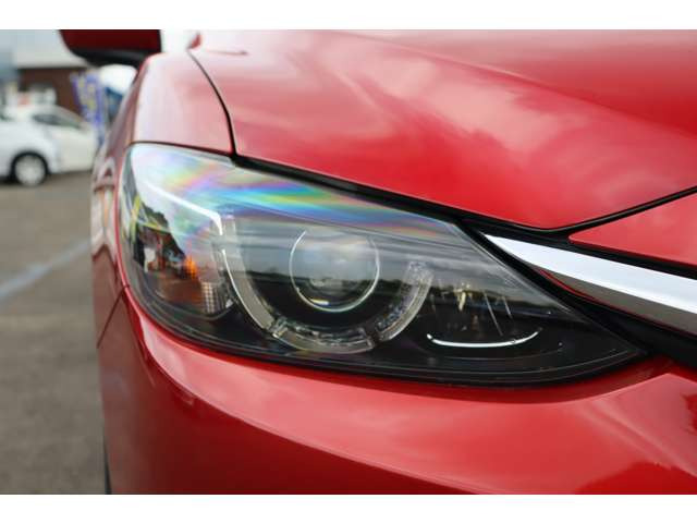 今どきの純正LEDヘッドライトで青白いライトで夜も見やすい