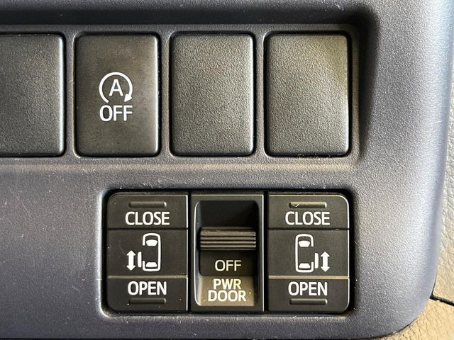 【両側パワースライドドア】スマートキーや運転席のスイッチで後席両側スライドドアの開閉が可能♪電動だから力を入れてドアを開ける必要が無く、小さなお子様でも簡単に開け閉めでき快適です♪