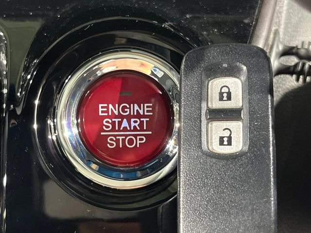 【Hondaスマートキー】カバンやポケットに入れたままでもドアの施錠・解錠が可能なスマートキーを装備。エンジンのオン・オフ時もカギを取り出す必要が無いからとっても便利です♪