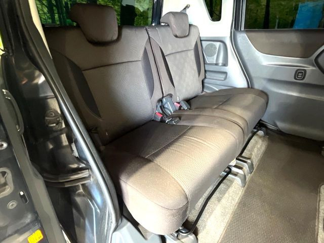 後部座席も気になるようなキズ・汚れやへたり等、大きなダメージはなく、良好な状態です。