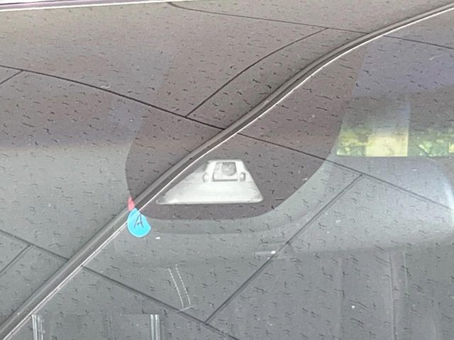 �y�z���_�Z���V���O�z���s���ɑO���̎ԗ�����F�����A�Փ˂������Ȏ��͌x��ƃu���[�L�ŏՓˉ���Ɣ�Q�y�����A�V�X�g�B�����S�Ƀh���C�u�����y���݂��������܂��B