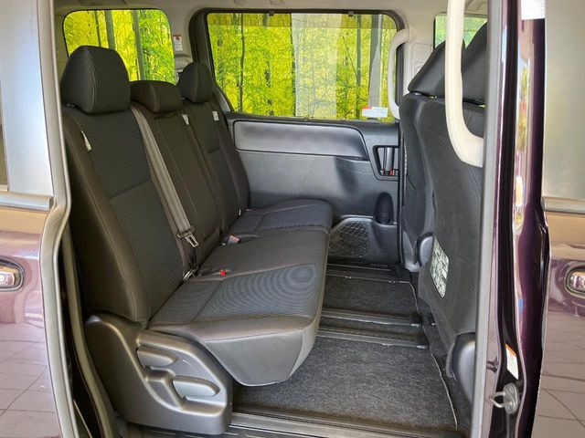 後部座席も気になるようなキズ・汚れやへたり等、大きなダメージはなく、良好な状態です。