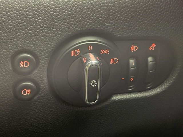 ���I�[�g���C�g:���̖͂��邳���Z���T�[�Ŋ��m���A�����Ńw�b�h���C�g��e�[�������v��_���E��������@�\�ł��B�����Ń��C�g���_�����߁A�O�����E�̊m�ۂ⑼�Ԃւ̎��F������ɖ𗧂��܂��B