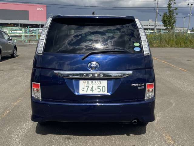 当店は年中無休となっております。営業時間は10:00〜19:00です。