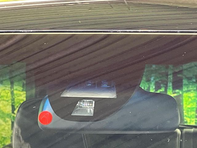 【シティブレーキアクティブシステム】低速走行中に前方の車両等を認識し、衝突しそうな時は警報とブレーキで衝突回避と被害軽減をアシスト。より安全にドライブをお楽しみいただけます。