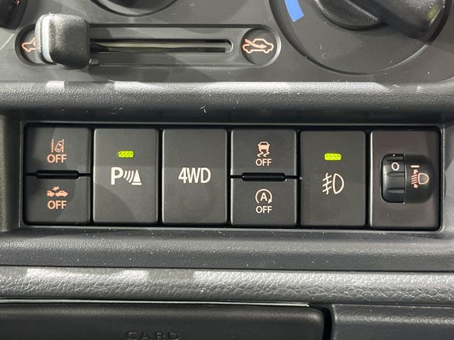 【車線逸脱警報】道路上の白(黄)線を認識し、意図せず走行中の車線からはみ出しそうになった時、メーター内の警告灯とブザーで注意喚起してくれる安心・安全機能です♪