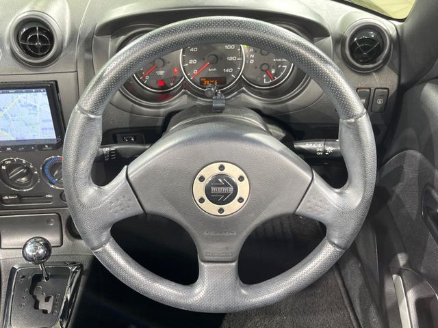 �C���e���A�ɍ��킹���f�U�C���̃X�e�A�����O�́A�^�]�������̂��Ƃ��l���A�^�]���₷���`��A�傫���ł��B�����x�A���ۂɐG���Ă��m���߂��������B