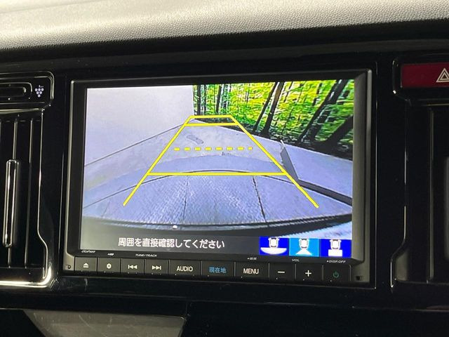 【バックカメラ】駐車時に後方がリアルタイム映像で確認できます。大型商業施設や立体駐車場での駐車時や、夜間のバック時に大活躍!運転スキルに関わらず、今や必須となった装備のひとつです!