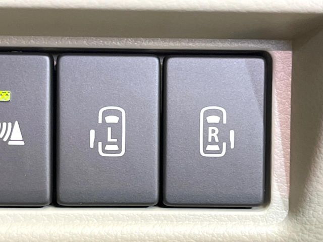 【両側パワースライドドア】スマートキーや運転席のスイッチで後席両側スライドドアの開閉が可能♪電動だから力を入れてドアを開ける必要が無く、小さなお子様でも簡単に開け閉めでき快適です♪