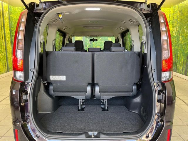 普段のお買い物や通勤、送迎等に十分な荷室スペースを確保しております。セカンドシートを倒すと、大きな荷物の積載も可能です♪