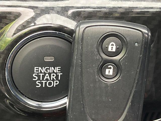 【キーフリーシステム】カバンやポケットに入れたままでもドアの施錠・解錠が可能なスマートキーを装備。エンジンのオン・オフ時もカギを取り出す必要が無いからとっても便利です♪