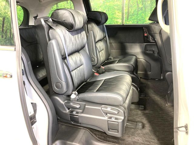 後部座席も気になるようなキズ・汚れやへたり等、大きなダメージはなく、良好な状態です。