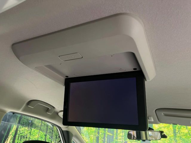 【フリップダウンモニター】大画面モニターで後席でもエンタメをお楽しみいただけます。小さなお子様にも大人気の装備です♪