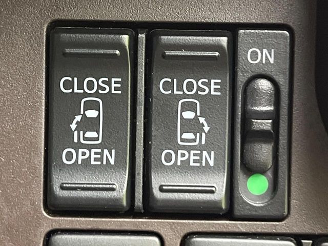 【両側パワースライドドア】スマートキーや運転席のスイッチで後席両側スライドドアの開閉が可能♪電動だから力を入れてドアを開ける必要が無く、小さなお子様でも簡単に開け閉めでき快適です♪