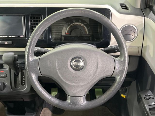 �C���e���A�ɍ��킹���f�U�C���̃X�e�A�����O�́A�^�]�������̂��Ƃ��l���A�^�]���₷���`��A�傫���ł��B�����x�A���ۂɐG���Ă��m���߂��������B