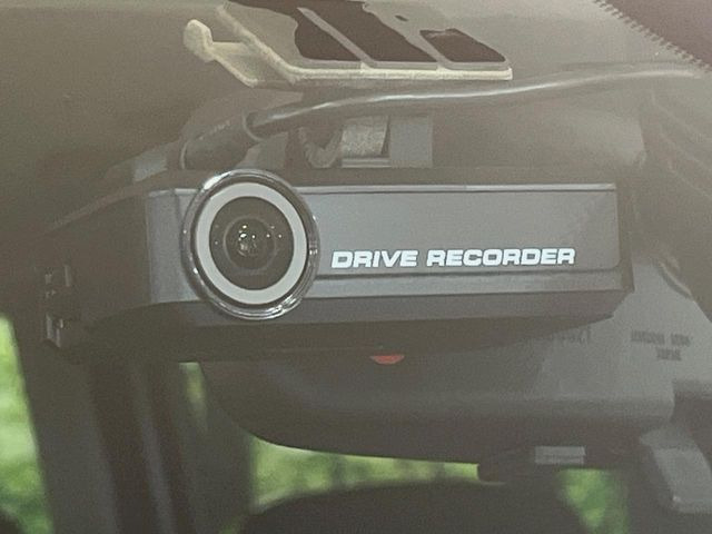 【ドライブレコーダー】安心・安全なカーライフに必須のドライブレコーダーを装備!走行中はもちろん、あおり運転や事故に遭遇した際の状況も映像で記録し、万一のリスクに備えます。