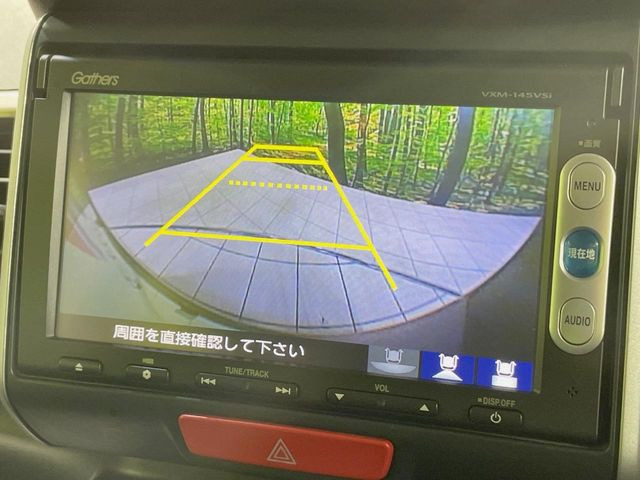 【バックカメラ】駐車時に後方がリアルタイム映像で確認できます。大型商業施設や立体駐車場での駐車時や、夜間のバック時に大活躍!運転スキルに関わらず、今や必須となった装備のひとつです!