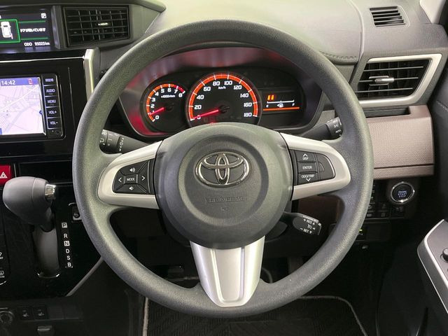 インテリアに合わせたデザインのステアリングは、運転される方のことも考え、運転しやすい形状、大きさです。是非一度、実際に触ってお確かめください。