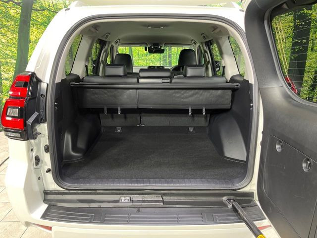 積み下ろしのしやすいデッキにはたっぷりと荷物を積み込んでいただけます。遊びから仕事まで、様々なシーンで頼れます♪