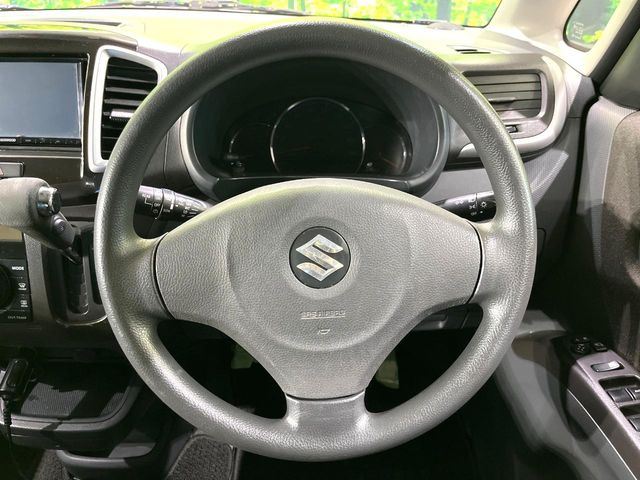 インテリアに合わせたデザインのステアリングは、運転される方のことも考え、運転しやすい形状、大きさです。是非一度、実際に触ってお確かめください。