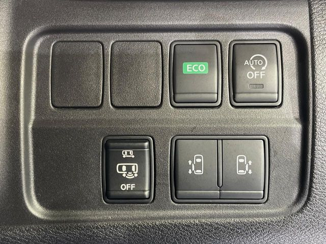 【ハンズフリー機能付き両側パワースライドドア】スライドドアの下に足先を入れてすぐ引くと、自動的にスライドドアが開閉します!荷物で両手がふさがった状態でも、ドアの開閉ができてとっても便利!