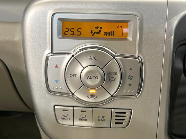 【オートエアコン】一度お好みの温度に設定すれば、車内の温度を検知し風量や温度を自動で調整。暑い…寒い…と何度もスイッチ操作をする必要はありません。快適な車内空間には必須の機能ですね♪