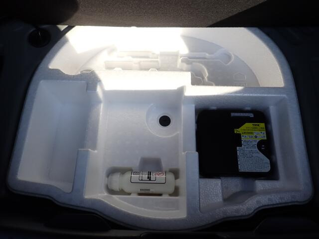 パンク修理キットが付いてます.