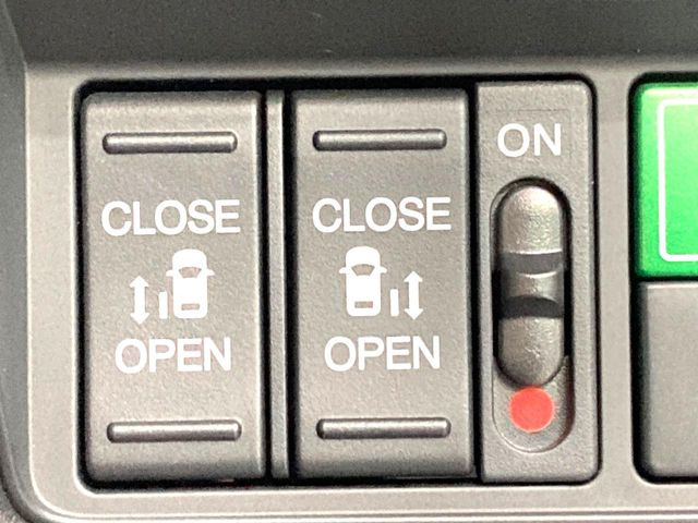 【両側パワースライドドア】スマートキーや運転席のスイッチで後席両側スライドドアの開閉が可能♪電動だから力を入れてドアを開ける必要が無く、小さなお子様でも簡単に開け閉めでき快適です♪