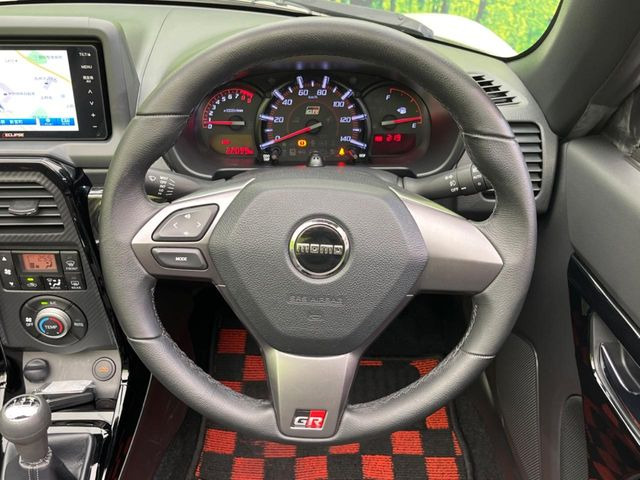 インテリアに合わせたデザインのステアリングは、運転される方のことも考え、運転しやすい形状、大きさです。是非一度、実際に触ってお確かめください。