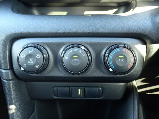 ダイヤル式のマニュアルエアコンになります。シンプルで使いやすい!