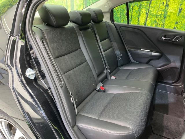 後部座席も気になるようなキズ・汚れやへたり等、大きなダメージはなく、良好な状態です。