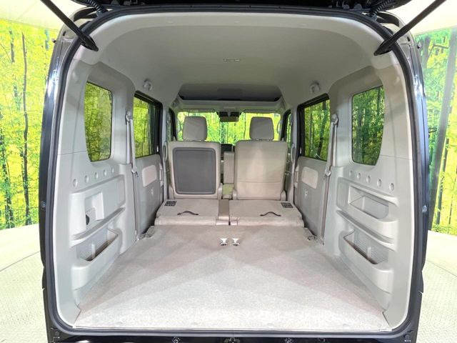 後席を格納すると、これだけの広さが!シーンに合わせたシートアレンジで、大きな荷物も積むことが出来ます♪