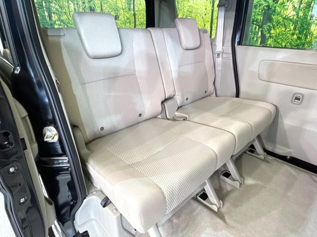 後部座席も気になるようなキズ・汚れやへたり等、大きなダメージはなく、良好な状態です。