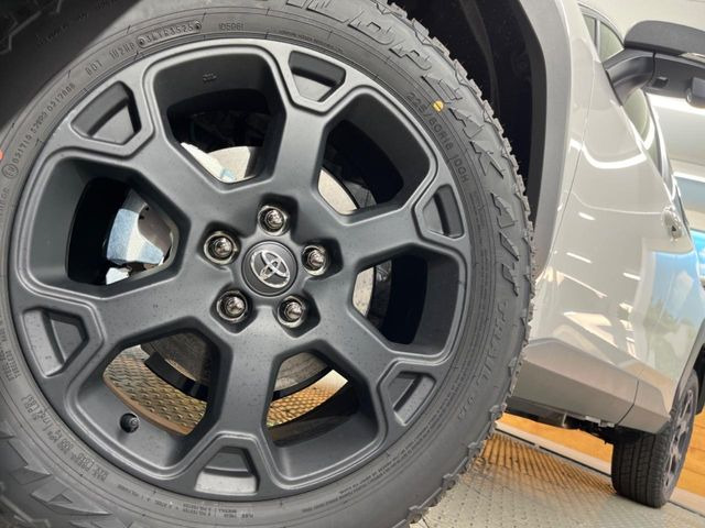 �y�O���[�h��p����18�C���`�A���~�z�C�[���z�f�U�C�����̍��������A���~�z�C�[���𑕒����Ă���܂��B�e��ЊO�A���~�z�C�[����A�X�^�b�h���X�^�C�����戵�����Ă���܂��B���񂲑��k����������