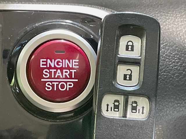 【Hondaスマートキー】カバンやポケットに入れたままでもドアの施錠・解錠が可能なスマートキーを装備。エンジンのオン・オフ時もカギを取り出す必要が無いからとっても便利です♪