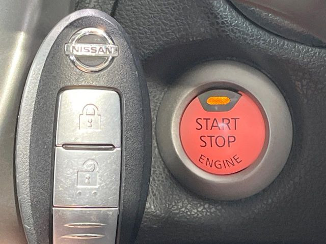 【インテリジェントキー】カバンやポケットに入れたままでもドアの施錠・解錠が可能なスマートキーを装備。エンジンのオン・オフ時もカギを取り出す必要が無いからとっても便利です♪