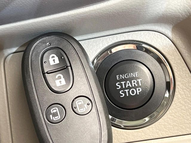 【キーレススタートシステム】カバンやポケットに入れたままでもドアの施錠・解錠が可能なスマートキーを装備。エンジンのオン・オフ時もカギを取り出す必要が無いからとっても便利です♪