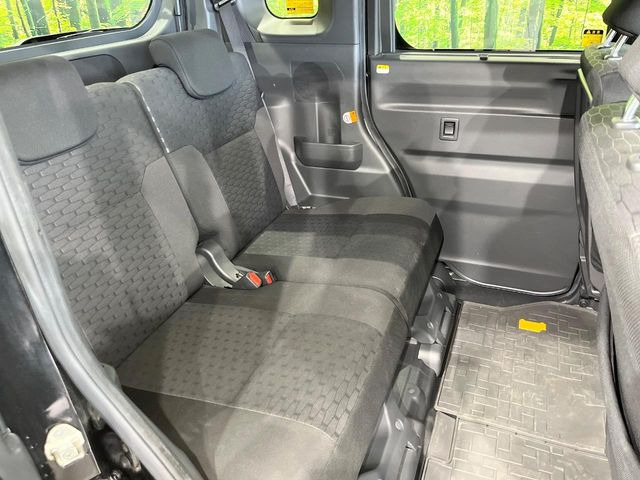 後部座席も気になるようなキズ・汚れやへたり等、大きなダメージはなく、良好な状態です。