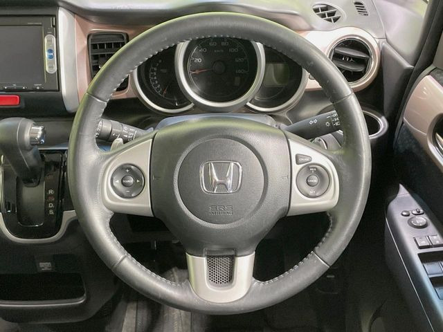 【純正革巻きステアリング】上質な革を使用することで、手にしっかり馴染みとても運転しやすいハンドルです♪