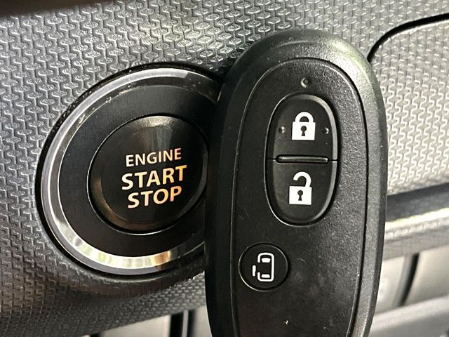 【キーレススタートシステム】カバンやポケットに入れたままでもドアの施錠・解錠が可能なスマートキーを装備。エンジンのオン・オフ時もカギを取り出す必要が無いからとっても便利です♪