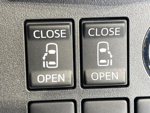 【両側パワースライドドア】スマートキーや運転席のスイッチで後席両側スライドドアの開閉が可能♪電動だから力を入れてドアを開ける必要が無く、小さなお子様でも簡単に開け閉めでき快適です♪