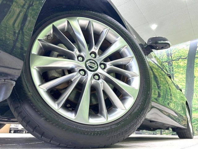 【純正18インチアルミホイール】外観にマッチした純正アルミホイールを装着しております。各種社外アルミホイールや、スタッドレスタイヤも取扱いしております。是非ご相談ください♪