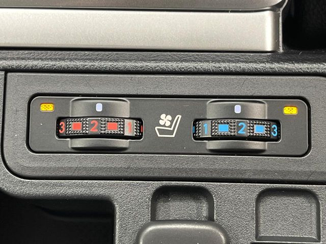 【シートヒーター】寒い日に重宝するシートヒーター!エアコンより早く温まってくれるので寒がりの人も安心ですね♪エアコンの温風は乾燥するから苦手、という方にもをおすすめです。